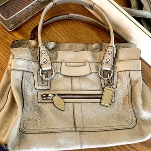 Really cute purse Perfect for all your needs!!